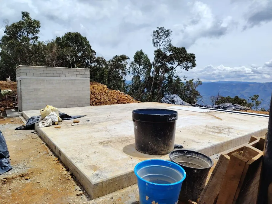 Tanque de almacenamiento de agua del acueducto con vista a las montañas de Guarne